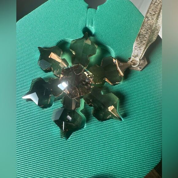 Swarovski 2022 Snowflake Oranament - Picture 7 of 7